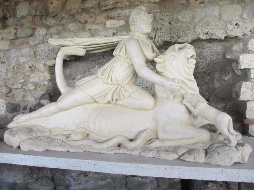 Mithrase härjatappu kujutav mamorskulptuur Vulci mithraeumis (foto: Jaan Lahe).