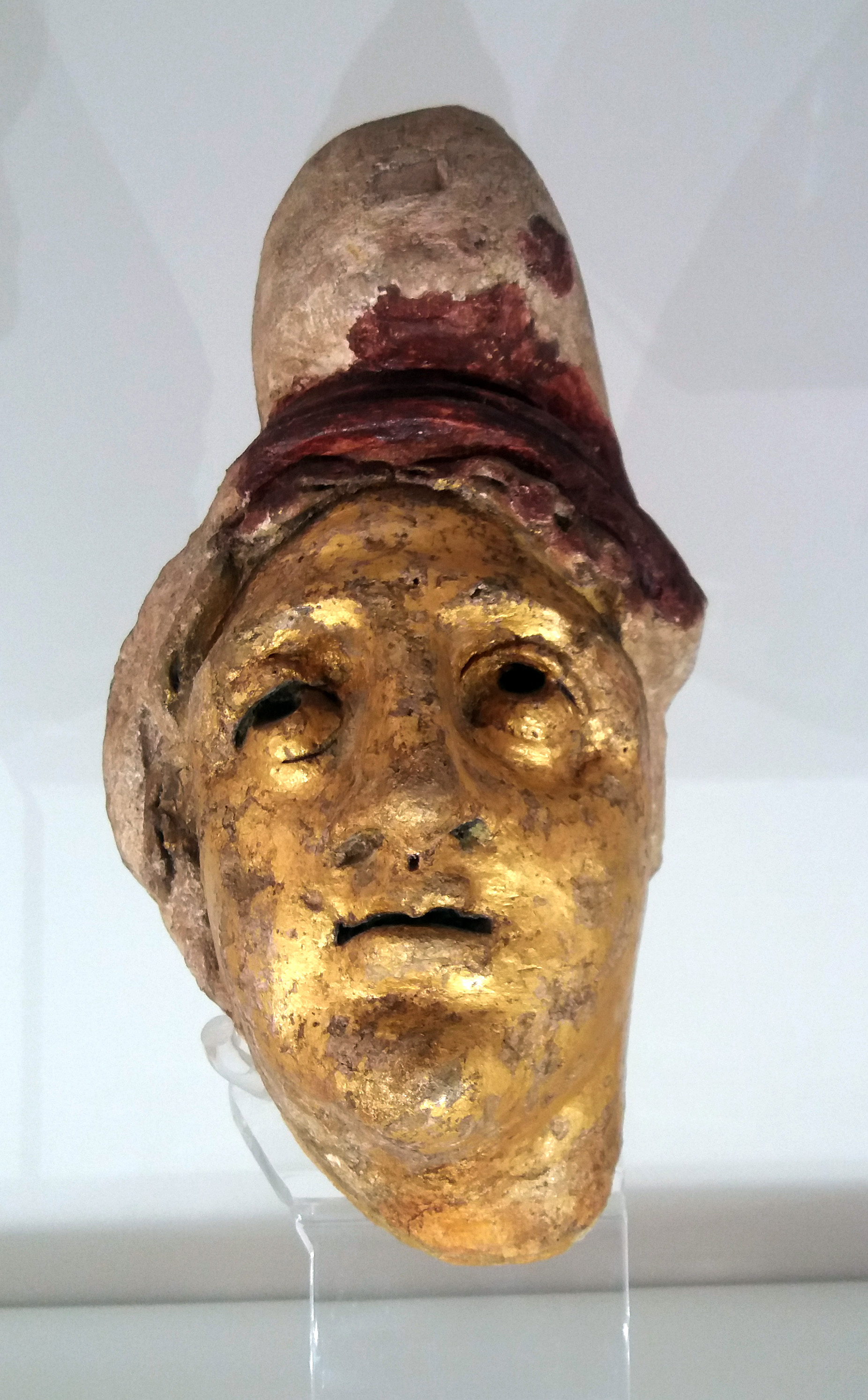 Foto 2: Mithrase pea Castra Peregrinorumi mithraeum’ist (Rooma), Rooma Rahvusmuuseum. Mithrase kullatud pea viitab talle kui päikesejumalale (foto: Jaan Lahe).