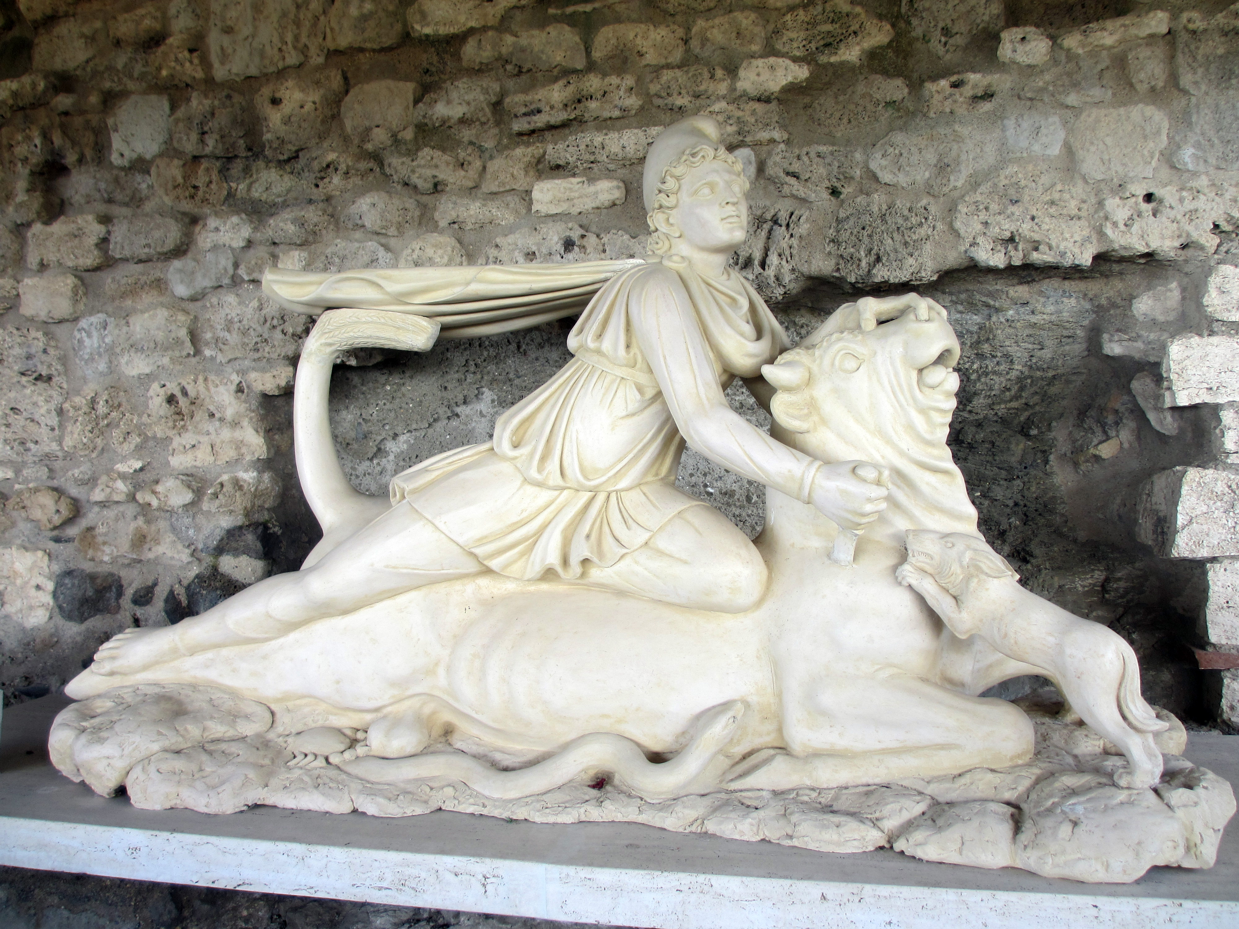 Foto 4: Mithrast kujutav skulptuur Vulci (Itaalia) mithraeum’ist (foto: Jaan Lahe).