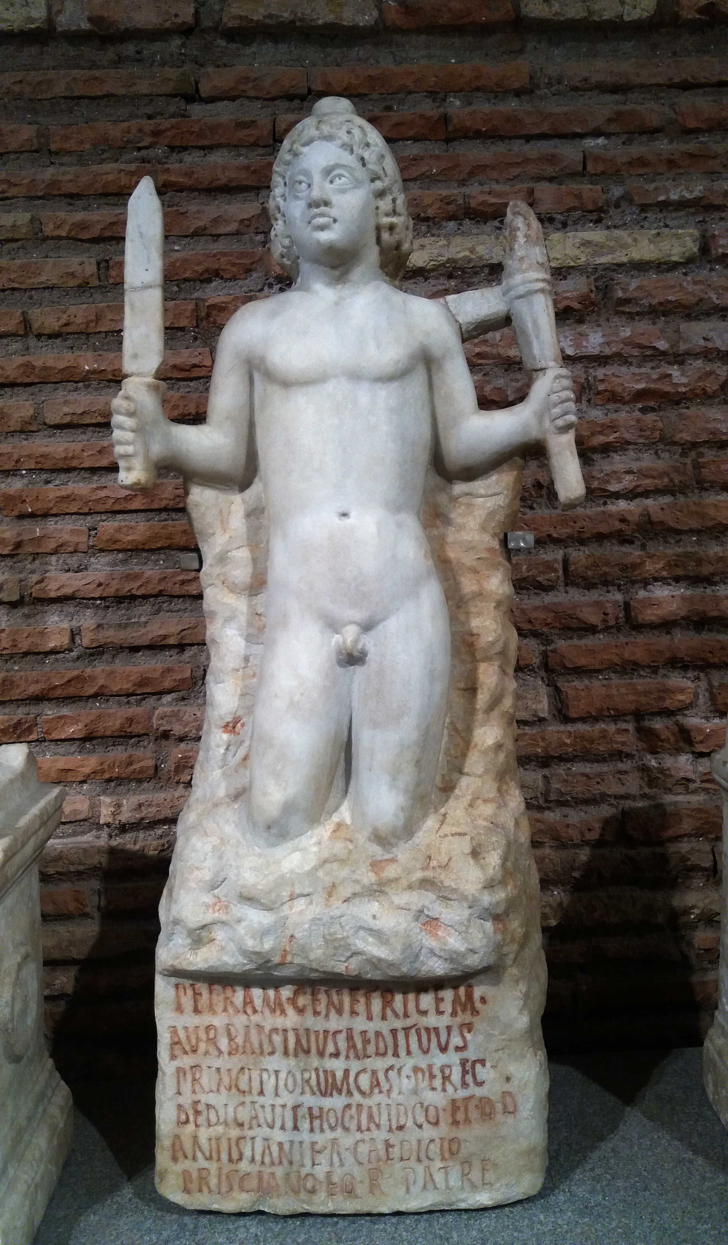Foto 5: Kaljust sündinud Mithras pistoda ja tõrvikuga. Rooma Rahvusmuuseum (foto: Jaan Lahe).